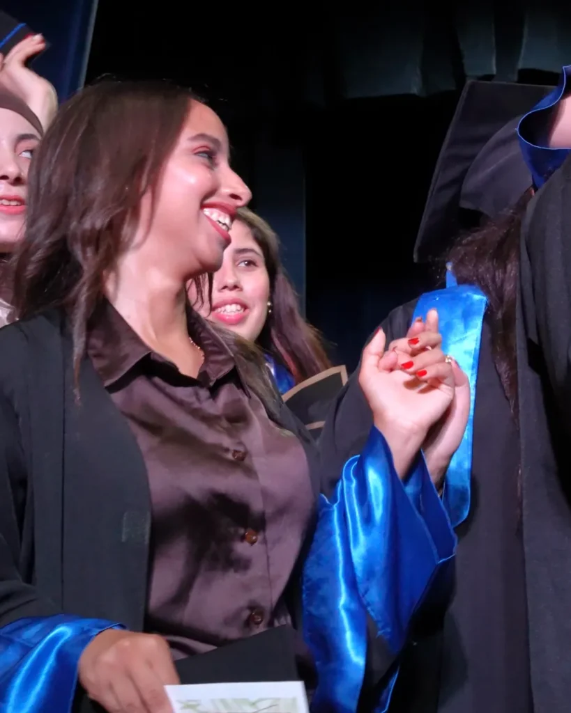 Une lauréate de l’ESSP, diplôme en main, le jour de la cérémonie