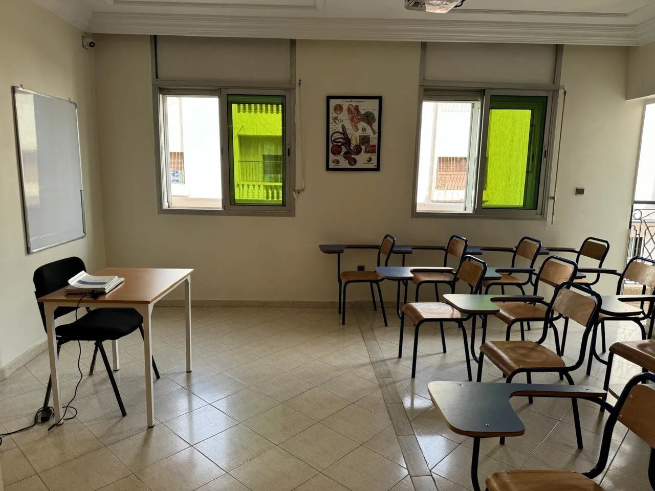 Une salle de cours de l’ESSP, avec tableau blanc et chaises à tablette