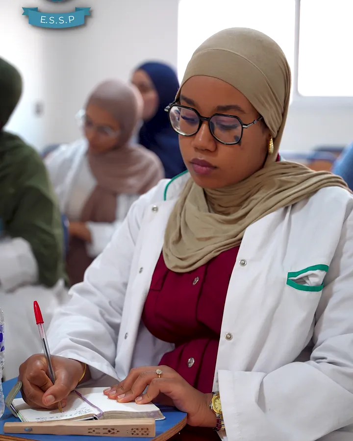 طالبة تدوّن ملاحظاتها أثناء الدرس