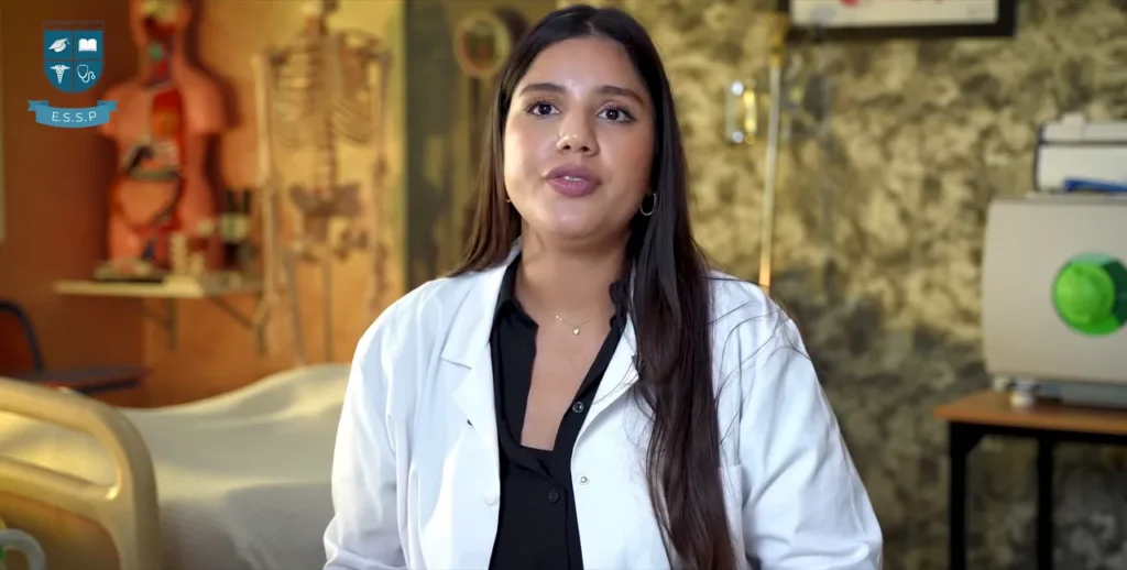 Une étudiante de l’ESSP en blouse, en salle de pratique