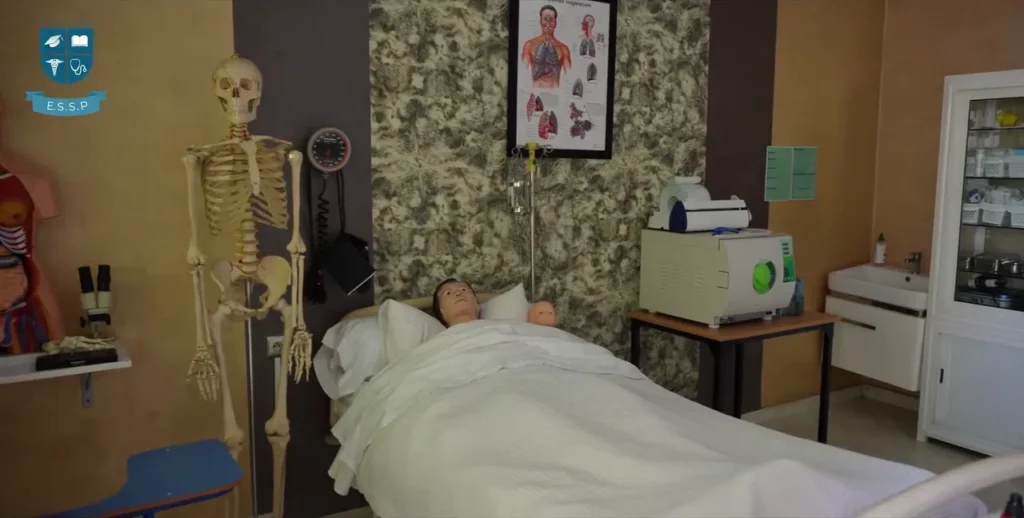 La salle de pratique de l’ESSP, avec son lit et son squelette