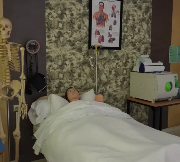 La salle de pratique de l’ESSP, avec son lit et son squelette