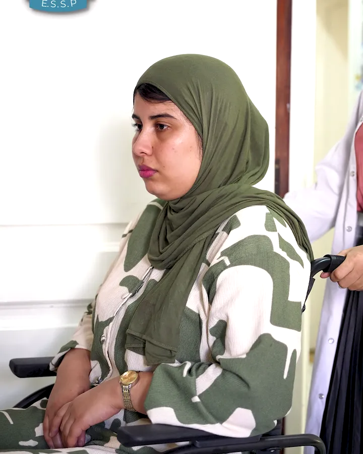 محاكاة: مساعدة مريض على كرسي متحرك
